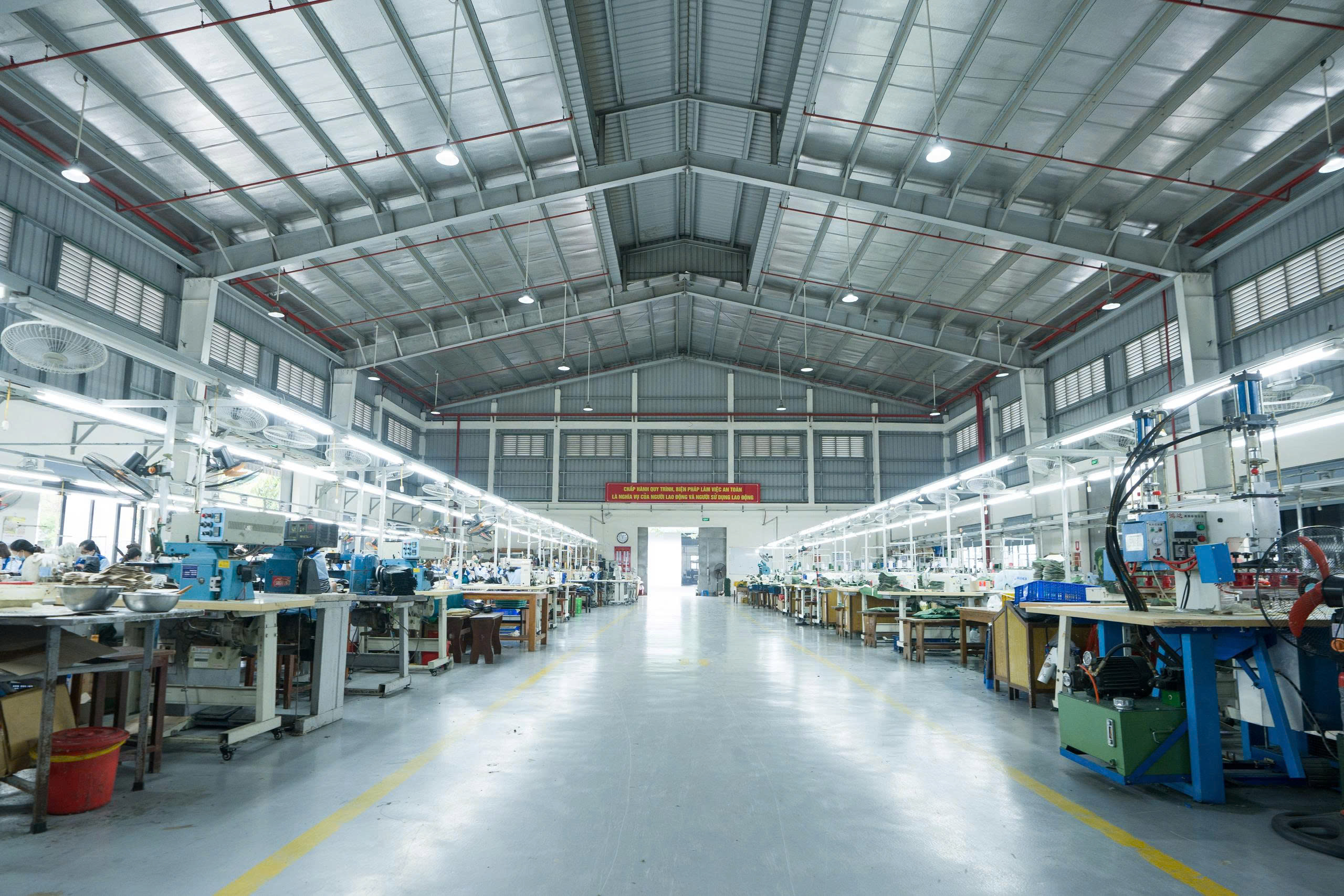 Nhà xưởng hiện đại, hệ thống máy móc tối tân, vận hành 24/24