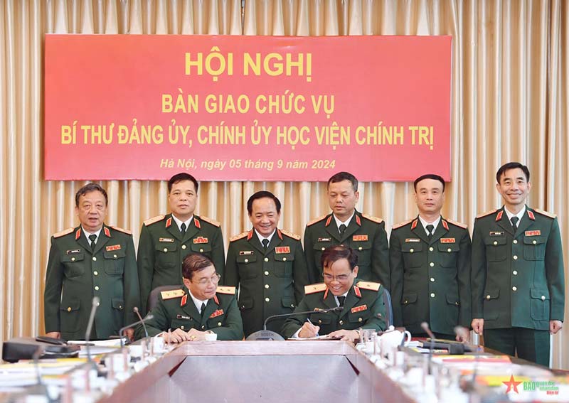 Thượng tướng Trịnh Văn Quyết và các đại biểu chứng kiến Trung tướng Trương Thiên Tô và Thiếu tướng Nguyễn Bá Hùng ký kết biên bản bàn giao